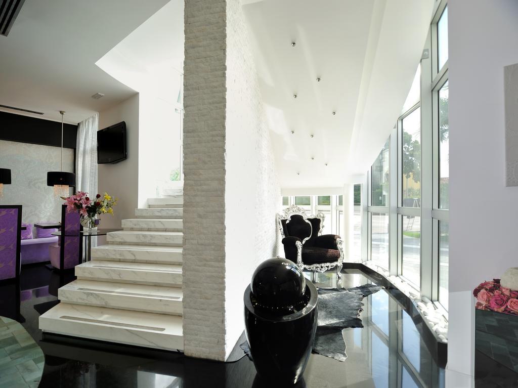 Hotel In - Lounge Room Cazzago  Exterior photo